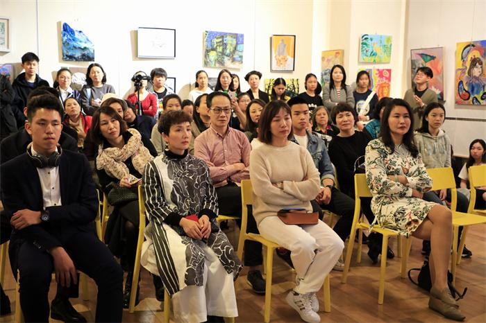 美国胡桃山艺术高中携手深圳小燕画院联合办展